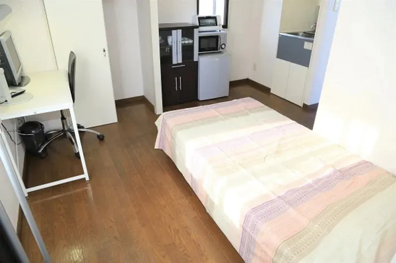 {"ja":"写真はイメージです。ベッドはロフトタイプです。","en":"The photo is an image.　The bed is loft style.","zh-TW":"此圖僅供參考。實際上的床為上下舖的床。","ru":null}